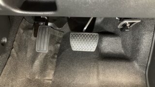 ハイエース 左足アクセル取付け。
