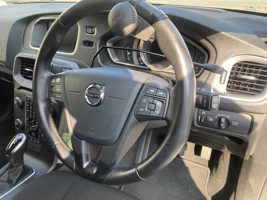 ボルボ　ハンドル旋回グリップ　ウインカー延長レバー　取付時の写真