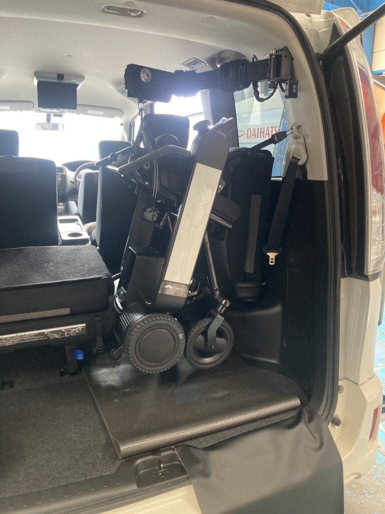 セレナC26 車椅子収納クレーン　収納時の写真