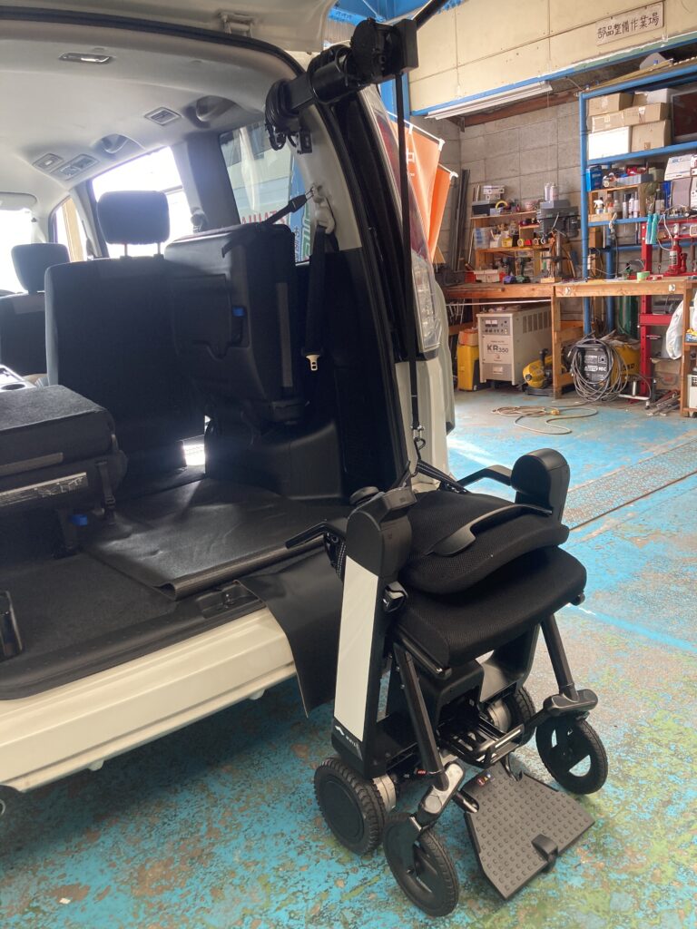 セレナC26 車椅子収納クレーン　展開時の写真