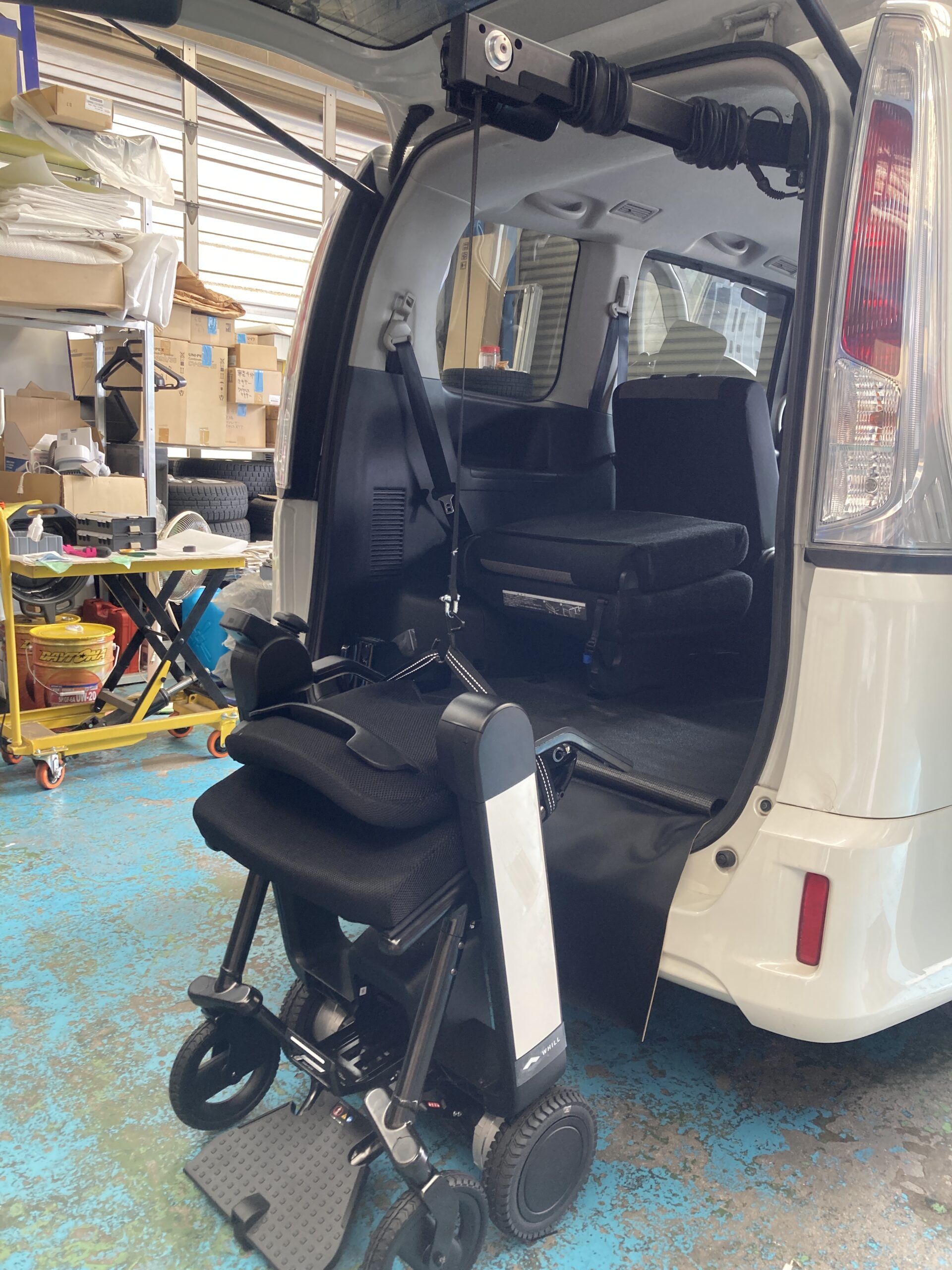 セレナC26 車椅子収納クレーンの写真
