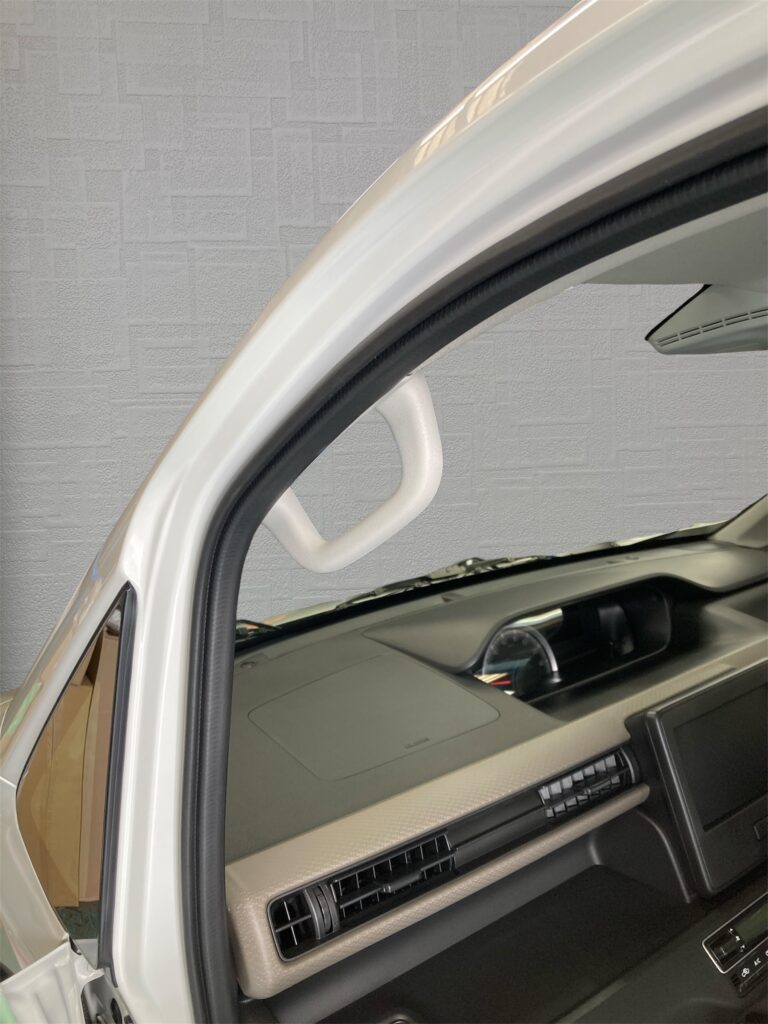 ワゴンR(MH85S)にアシストグリップの後付けの写真