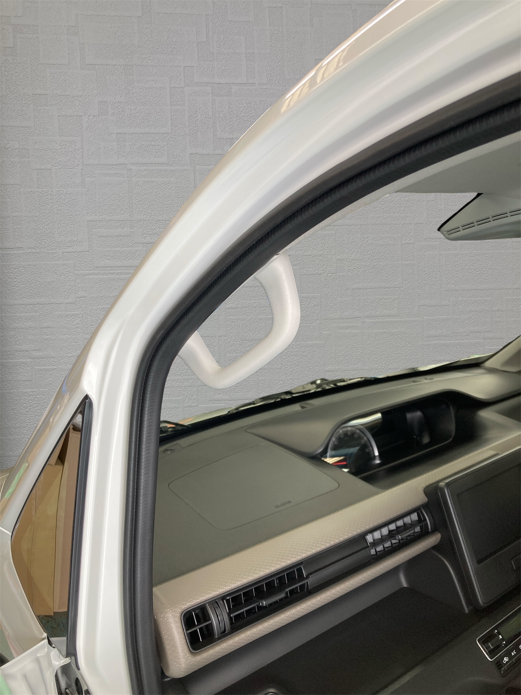 ワゴンR(MH85S)にアシストグリップの後付けの写真