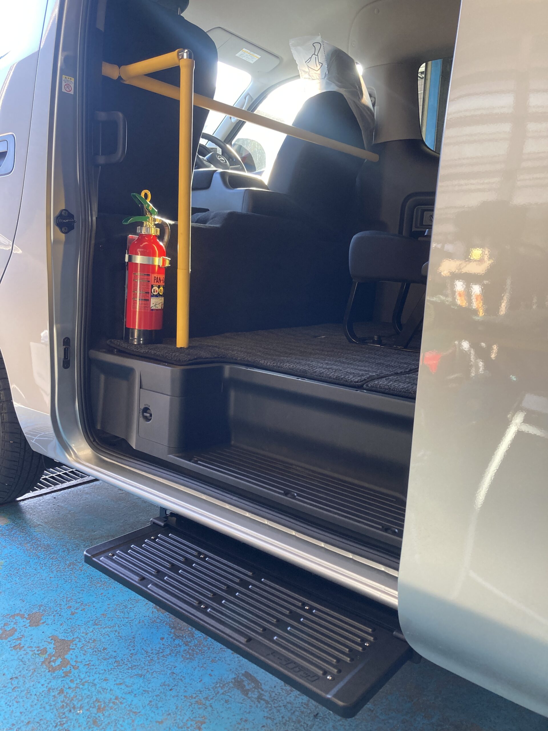 キャラバン送迎車にオートステップ、手すり取付の画像
